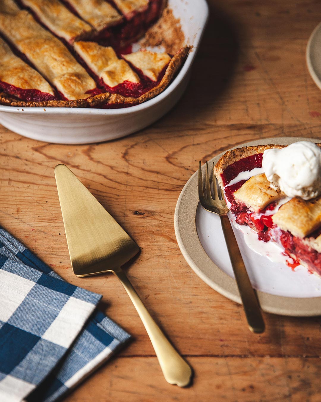 pie server dinner table dessert